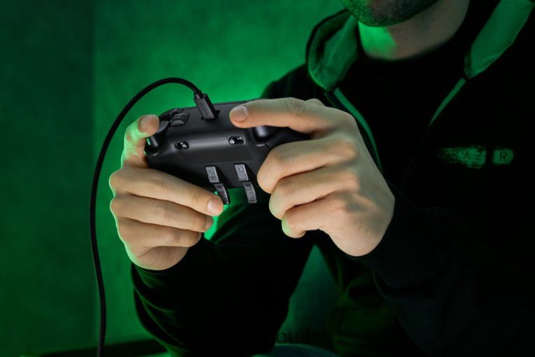 Razer konzoly čierna chroma wolverine v2 ZNL2NV160